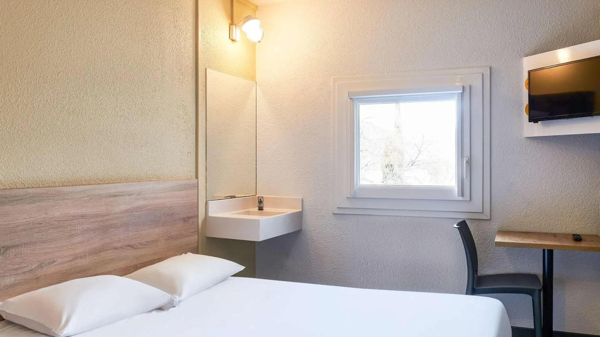 hotel F1 Vannes 0*,  France